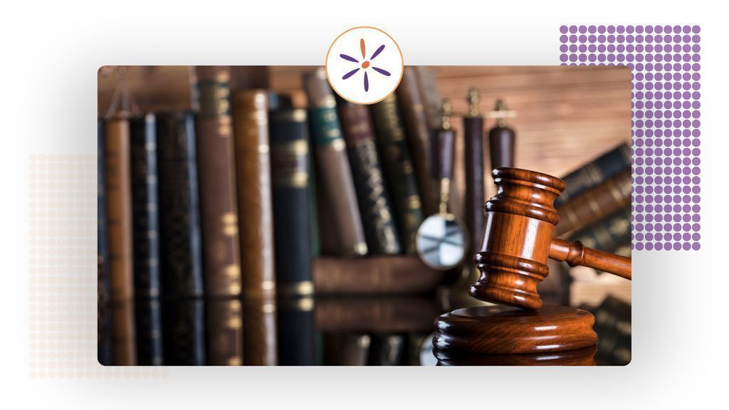 Imagem simbólica de um martelo de juiz em destaque sobre fundo com livros jurídicos, representando justiça e legislação. 